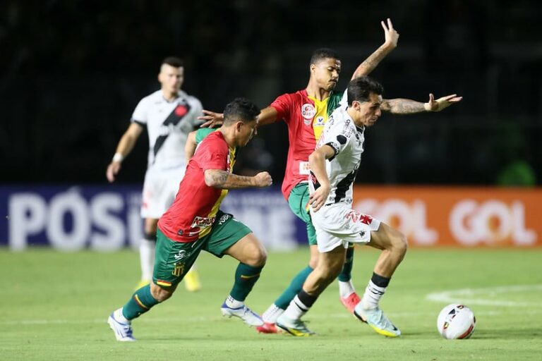 Com gols no fim, Vasco perde para o Sampaio Corrêa, se complica e torce contra rivais por acesso