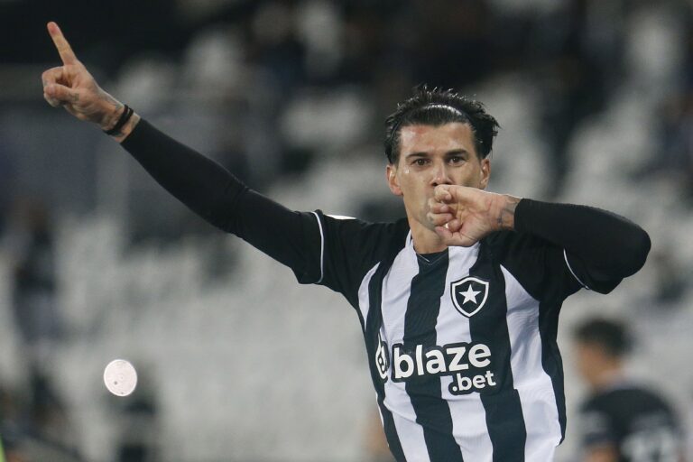 Cuesta elogia clima interno do Botafogo e destaca fase artilheira pelo clube