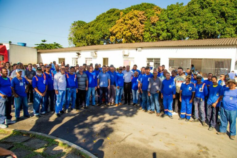 Dia do Servidor: Prefeito Bruno toma café da manhã com garis e servidores da Central de Manutenção