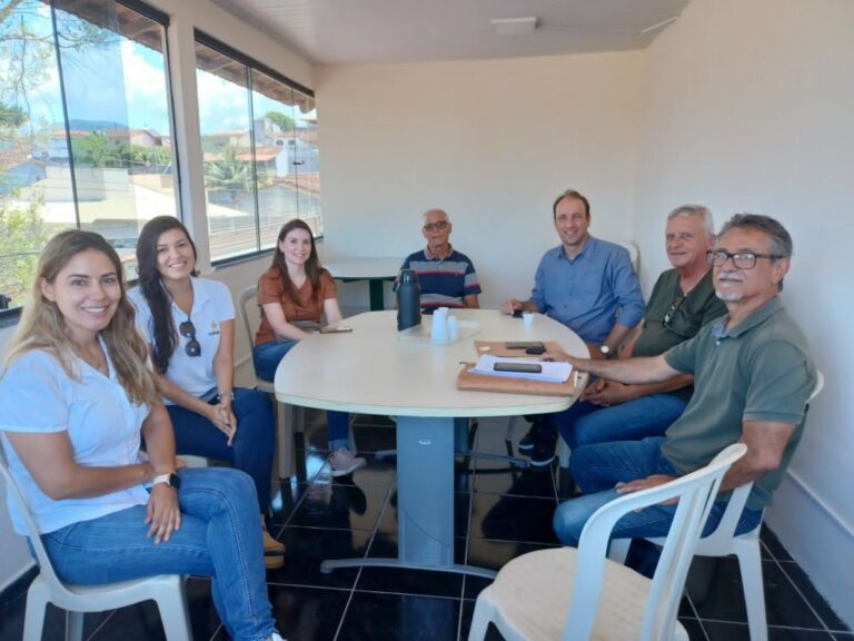 Equipe do Serviço de Inspeção de Linhares visita Guarapari para conhecer sobre produção de frango caipira   		