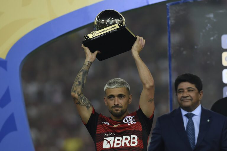 Arrascaeta é eleito o craque da Copa do Brasil, e Cássio leva prêmio de melhor goleiro