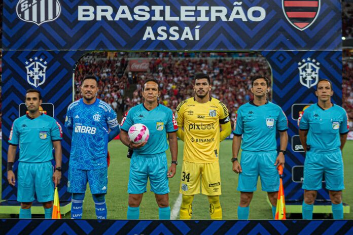 CBF suspende árbitro e VAR de Flamengo x Santos após polêmica: “Abaixo dos padrões exigidos”