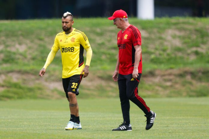 Com Vidal, Flamengo divulga relacionados para primeiro jogo da final contra Corinthians