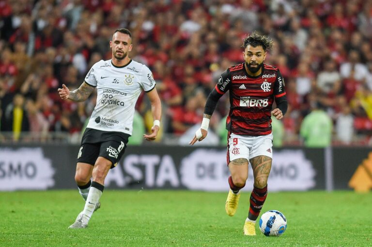 Corinthians e Flamengo têm aproveitamentos distintos jogando como visitante em estádios da final