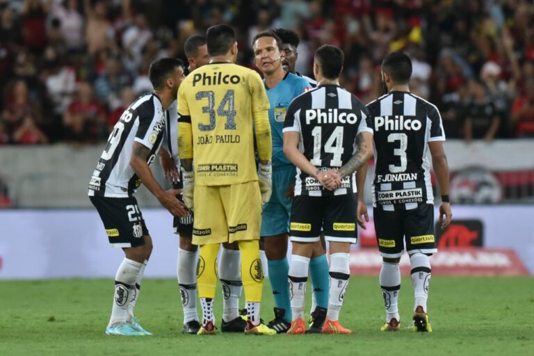Flamengo x Santos: VAR diz que Camacho tropeçou no pé e viu possível pênalti como “lance normal”