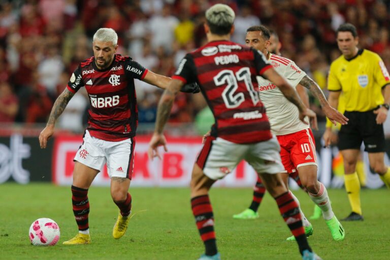 Internacional empata com Flamengo, e Palmeiras pode abrir 12 pontos na liderança do Brasileiro
