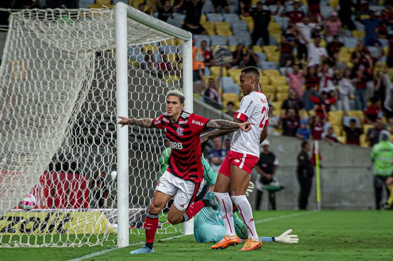 Pedro faz três gols em cinco minutos, e Flamengo goleia o Bragantino no Maracanã