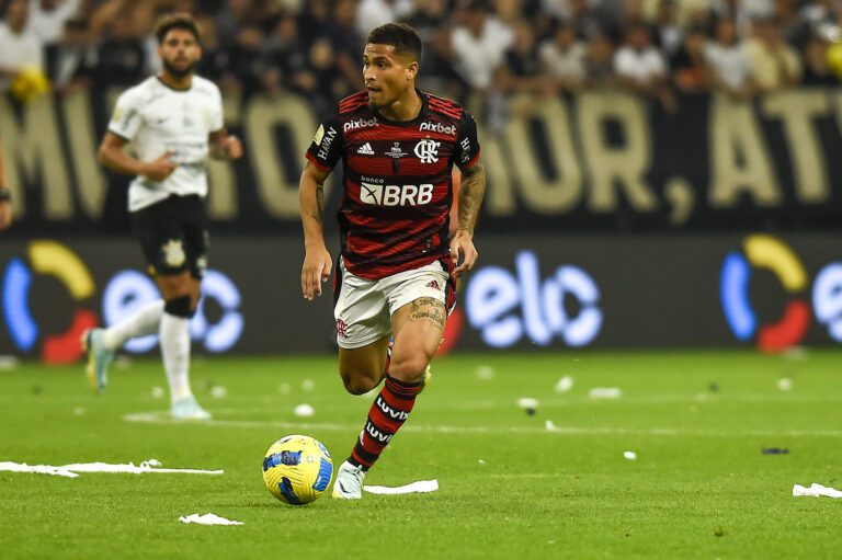 Suspenso, João Gomes critica arbitragem da final da Copa do Brasil: “Incompetência”