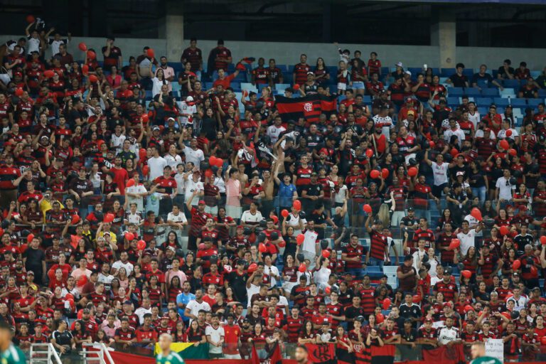 Torcida do Flamengo prepara festa antes de viagem do time para enfrentar o Corinthians