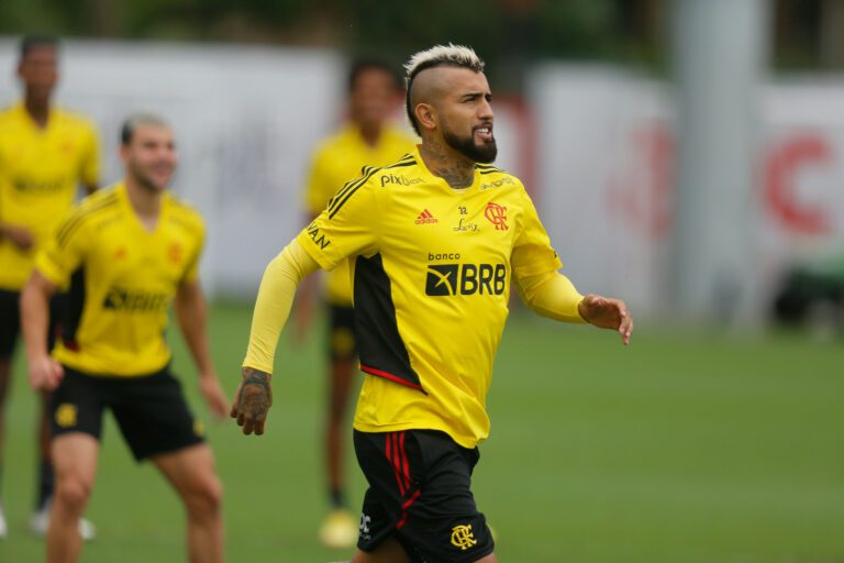 Vidal, do Flamengo, acompanha funeral do pai por videoconferência