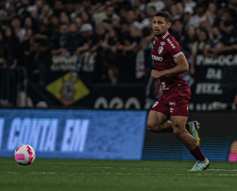 André, volante do Fluminense, destaca “encaixe” do meio-campo