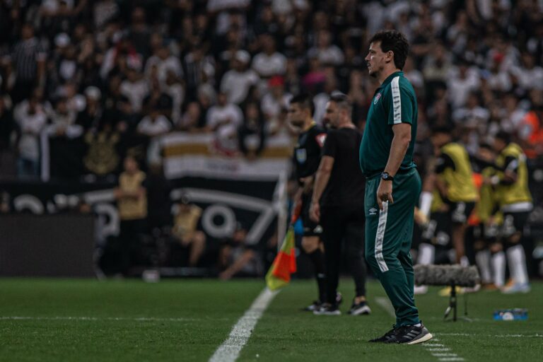 Diniz elogia vitória do Fluminense em confronto direto e evita fazer conta por Libertadores