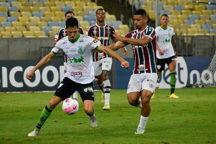 Fluminense perde do América-MG, e Corinthians mantém terceiro lugar do Brasileiro