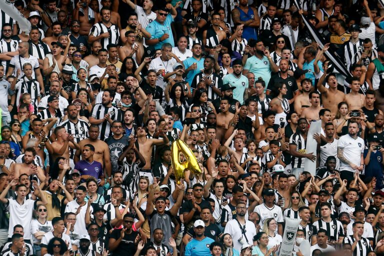 Torcida do Botafogo esgota ingressos para clássico contra Fluminense