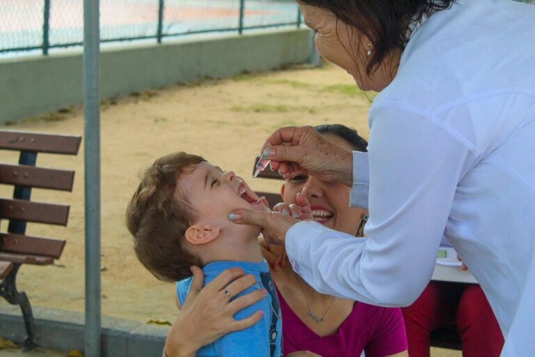 Gotas que salvam: vacina da pólio continua disponível em todas as unidades de saúde de Linhares