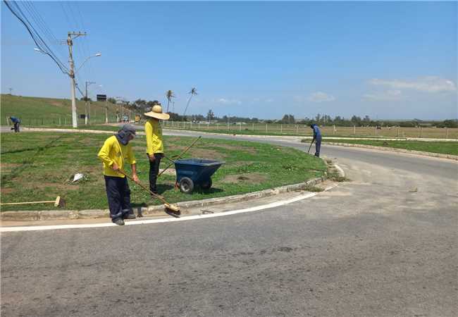 SERVIDORES DA PREFEITURA REALIZAM LIMPEZA DE CANALETAS, CAPINA E CORTE DE GRAMA PELO MUNICÍPIO