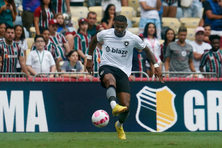 Júnior Santos supera adaptação e quer ficar no Botafogo