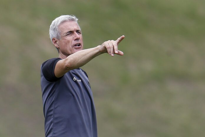 Luís Castro admite preocupação com Eduardo, lesionado na última partida pelo Botafogo