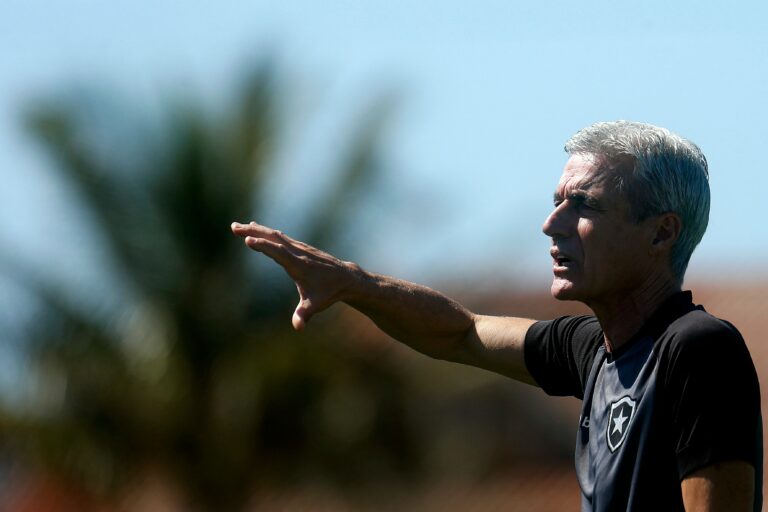Luís Castro cita times europeus para destacar trabalho do Botafogo