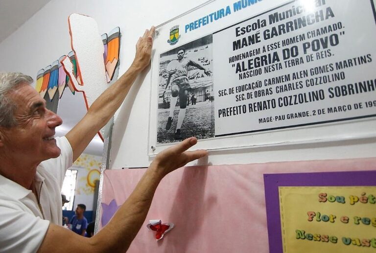 Luís Castro faz homenagem ao 89º aniversário de Garrincha: “Persiste na memória”