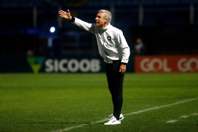 Luís Castro pontua mudança de postura do Botafogo contra o Avaí: “Demos mais amplitude”