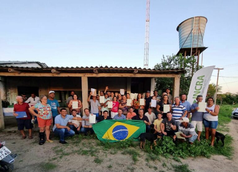 Prefeito e secretário de Agricultura participam de entrega de títulos de propriedade rural a produtores de Linhares   		