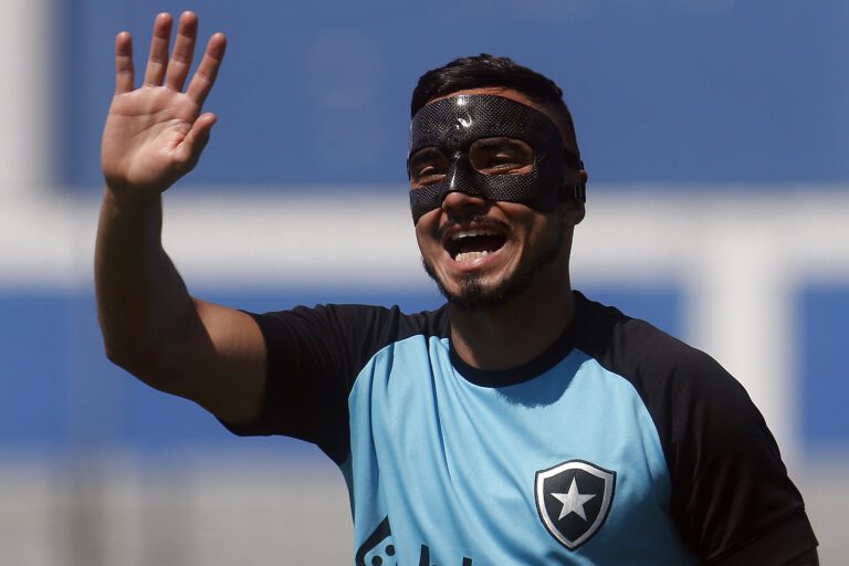 Rafael deve desfalcar o Botafogo em duelo contra o Internacional
