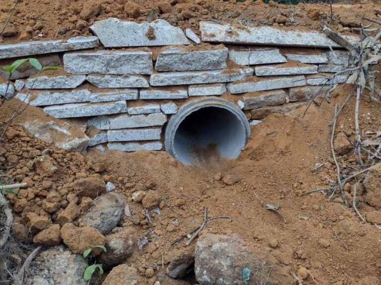 SEMTE constrói mais um bueiro em escória de granito no Rio do Campo