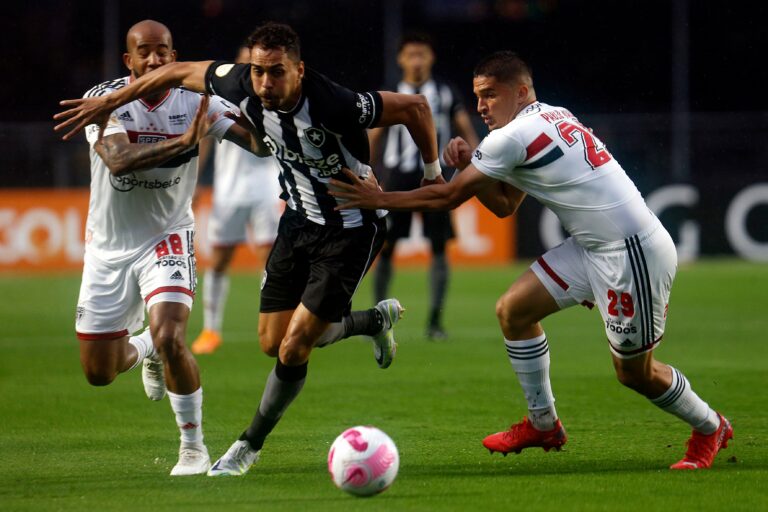 São Paulo revê torcida com derrota contra o Botafogo e fica mais longe de vaga na Libertadores