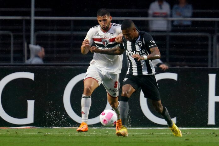 Tchê Tchê destaca estratégia do Botafogo fora de casa
