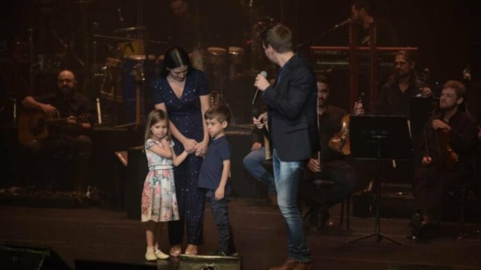 Michel Teló recebeu a família no palco