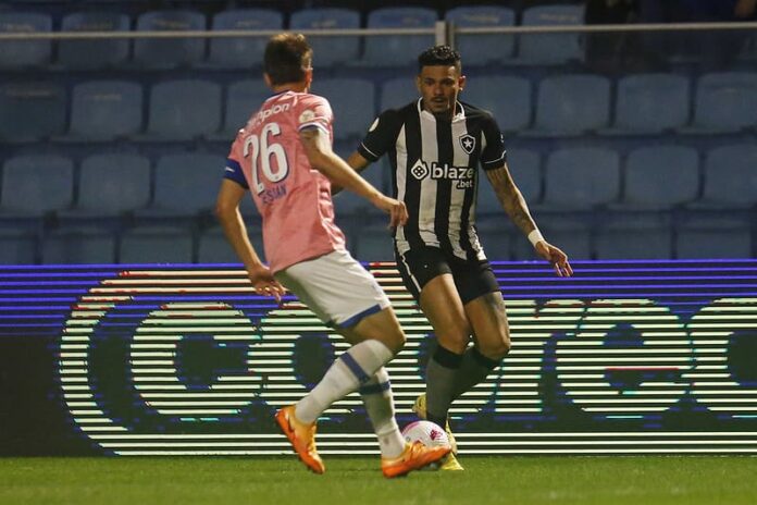 Tiquinho Soares revela “puxão de orelha” no intervalo e alerta para pênaltis contra o Botafogo