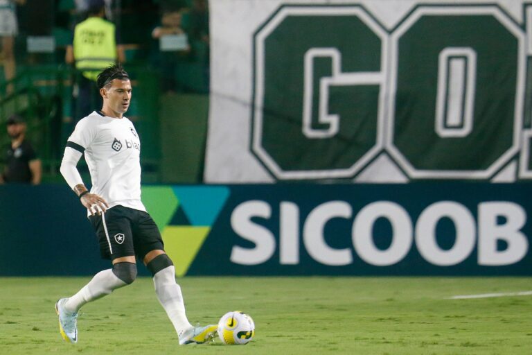 Victor Cuesta comemora bom momento no Botafogo: “Encontrei meu futebol”