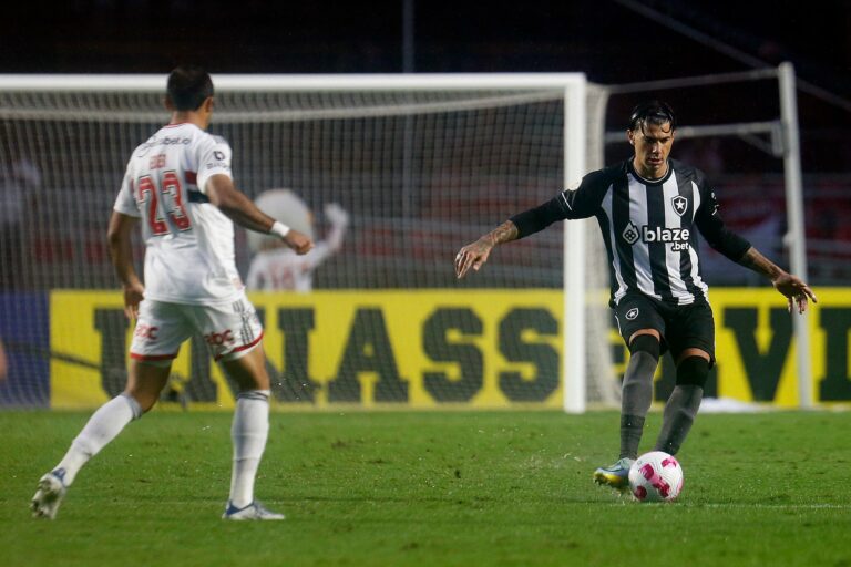 Victor Cuesta deve desfalcar o Botafogo contra o Internacional