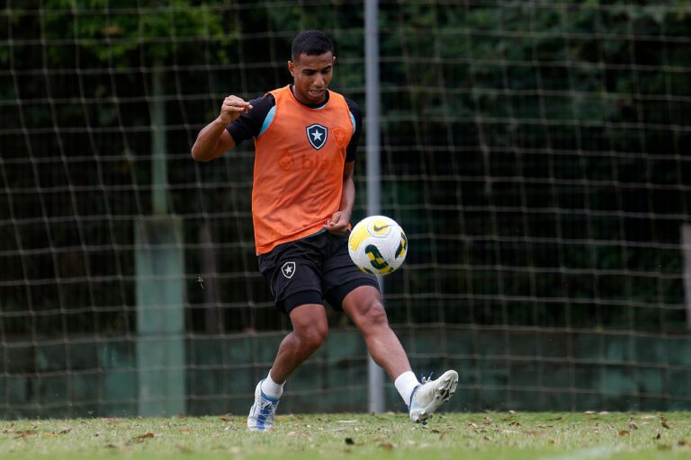 Victor Sá deve ser substituto de Jeffinho para duelo entre Botafogo e São Paulo