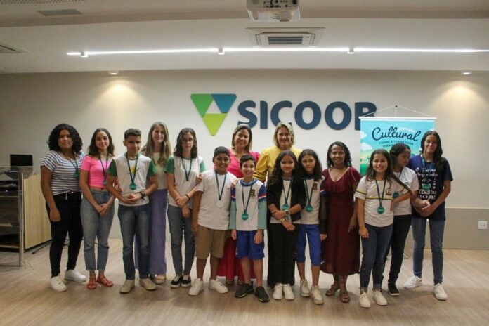 Alunos de três escolas da rede municipal de Linhares são premiados em concurso cultural sobre cooperativismo do Sicoob   		