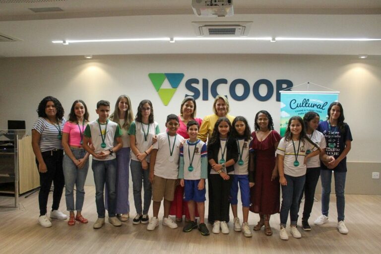 Alunos de três escolas da rede municipal de Linhares são premiados em concurso cultural sobre cooperativismo do Sicoob   		