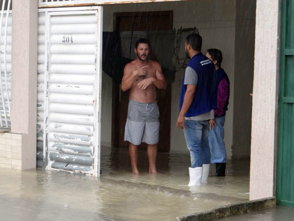 EM 24 HORAS, CHUVA PARA QUASE UM MÊS EM SÃO MATEUS: PREFEITURA INTENSIFICA AÇÕES EMERGENCIAIS