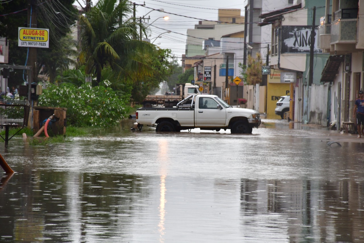 EM 24 HORAS, CHUVA PARA QUASE UM MÊS EM SÃO MATEUS: PREFEITURA INTENSIFICA AÇÕES EMERGENCIAIS