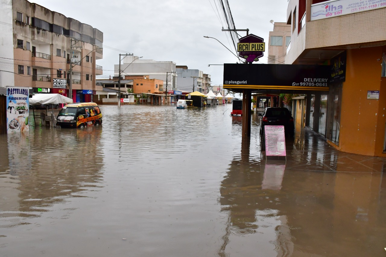 EM 24 HORAS, CHUVA PARA QUASE UM MÊS EM SÃO MATEUS: PREFEITURA INTENSIFICA AÇÕES EMERGENCIAIS