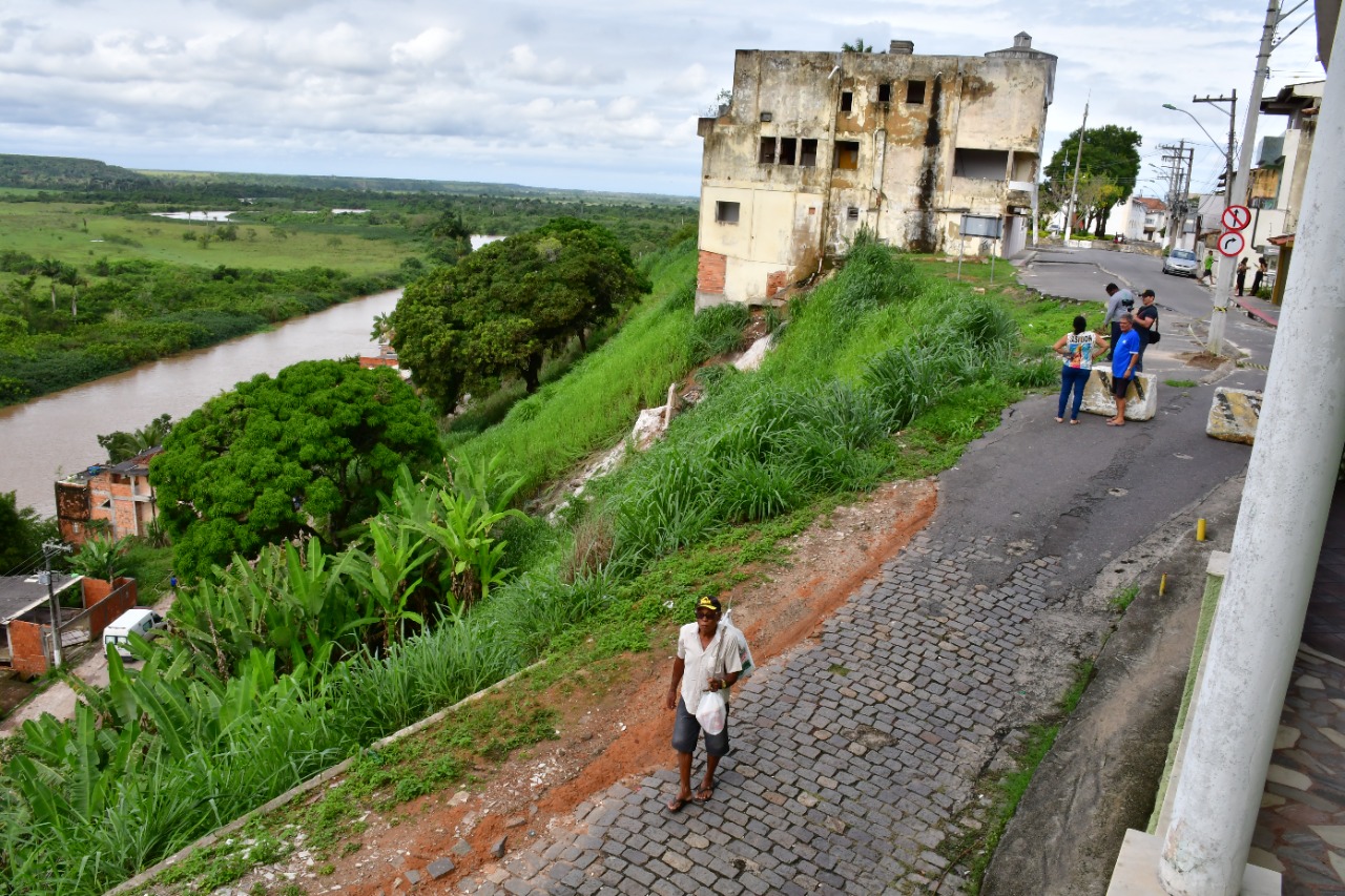 RISCO DE DESABAMENTO NA AVENIDA CRICARÉ: 48 CASAS INTERDITADAS