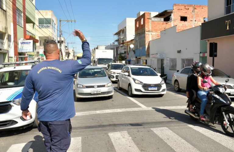 AGENTES DE TRÂNSITO NAS RUAS PARA ORIENTAR SOBRE AS MUDANÇAS E SINALIZAÇÃO EM SÃO MATEUS