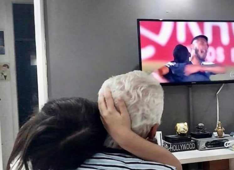Abraçado à neta, Roberto Dinamite emociona redes sociais após vitória do Vasco