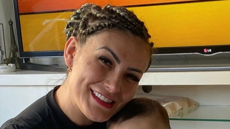 Andressa Urach reencontra o filho após internação