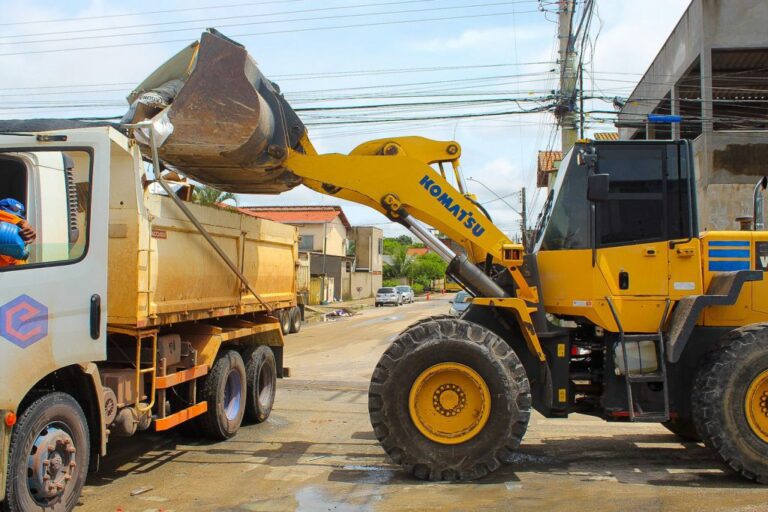 Chuvas: garis retiram mais de uma tonelada de lixo dos bueiros em Linhares