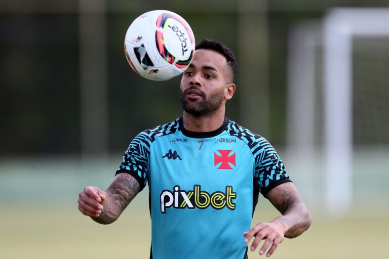 Diretoria do Vasco busca renovação com Alex Teixeira por mais um ano