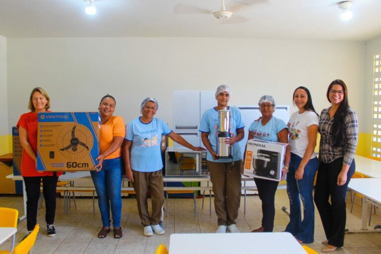 Eletrodomésticos e utensílios são distribuídos a escolas do interior e bairros de Linhares   		