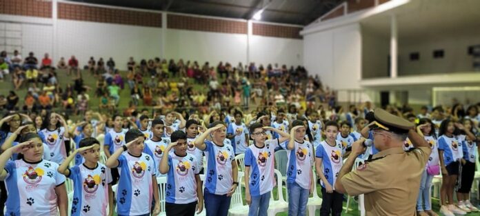 Entrega de certificados do Proerd emociona mais  320 de estudantes de Barra de São Francisco