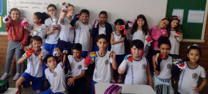 Escola e família: fantoches são produzidos pelos alunos junto aos pais na EMEIEF Lourdes Scardini