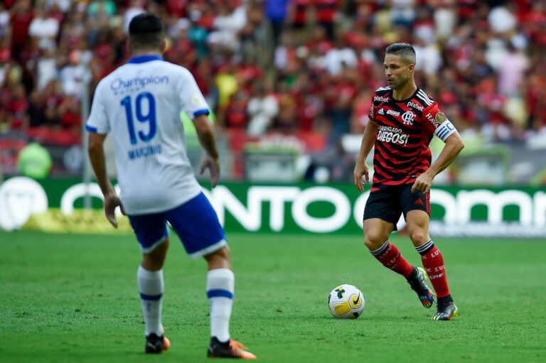Em despedida de Diego e Diego Alves, Flamengo perde para o rebaixado Avaí no Maracanã lotado